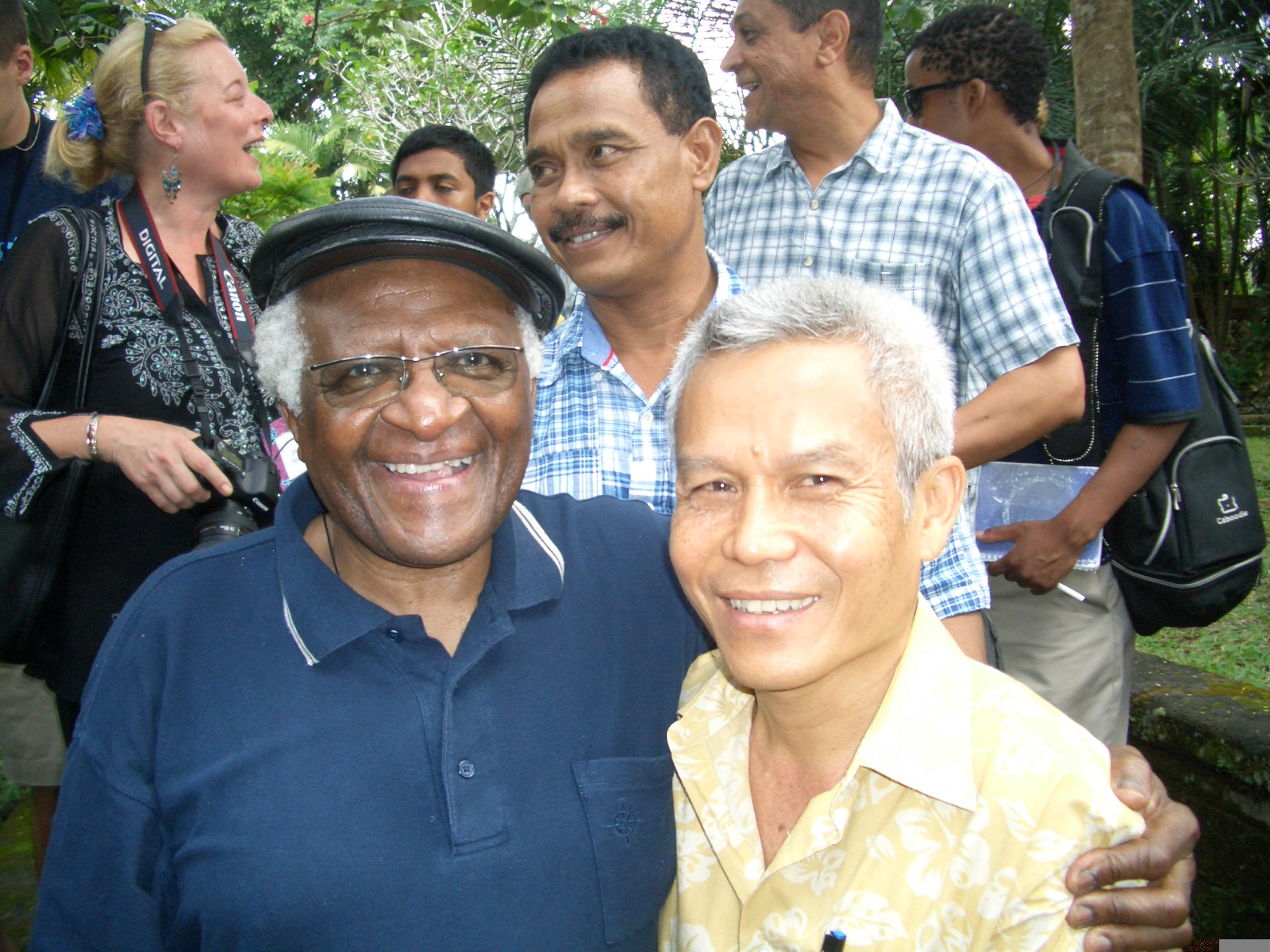 Sombath Somphone (d.) en compagnie de l'archevêque sud-africain Desmund Tutu en 2006. Wikimedia Commons / Shui-Meng Ng