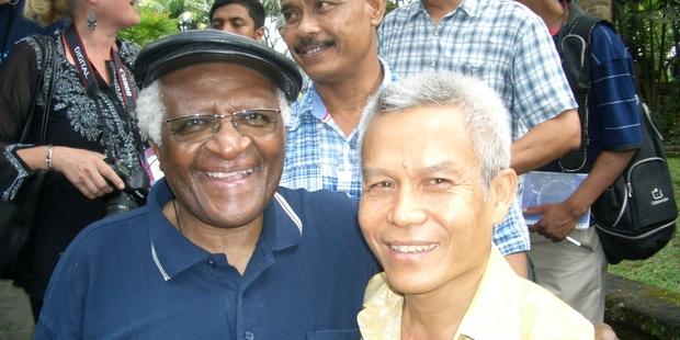 Der südafrikanische Erzbischof Desmond Tutu bei einem Treffen mit Sombath Somphone (re.).